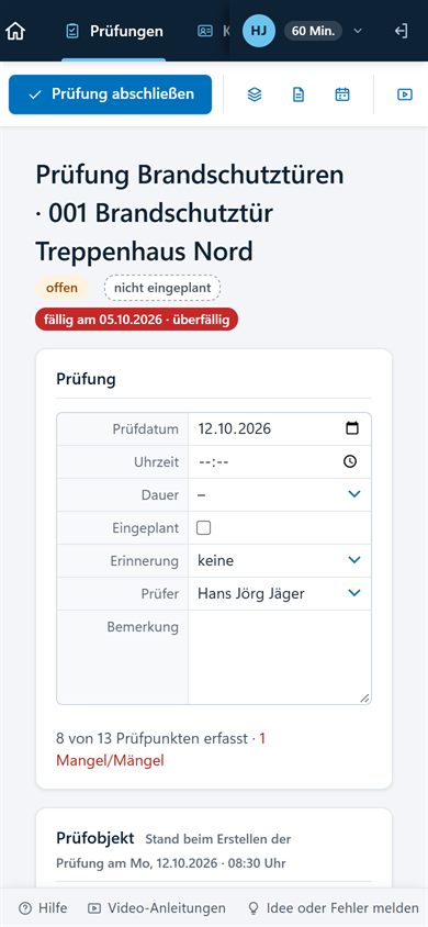 Prüfmeister auf dem Smartphone: Prüfung einer Brandschutztür vor Ort